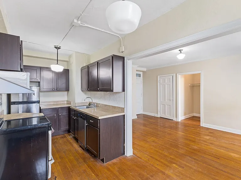 Piccadilly Apartments — Photo 18