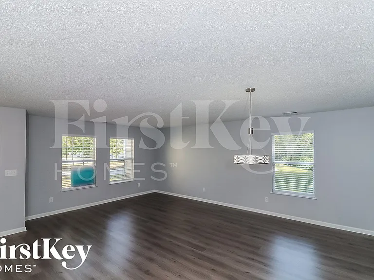 1033 Sycamore Ln — Photo 3