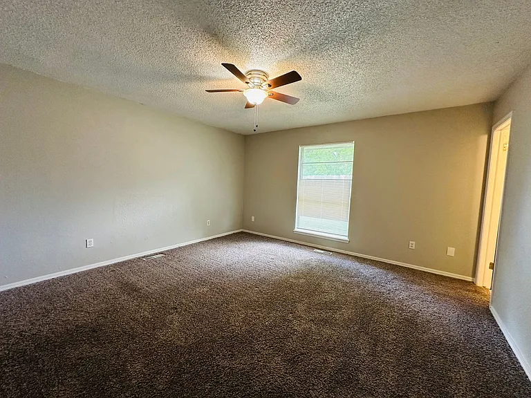 11701 N Lee Ave — Photo 20