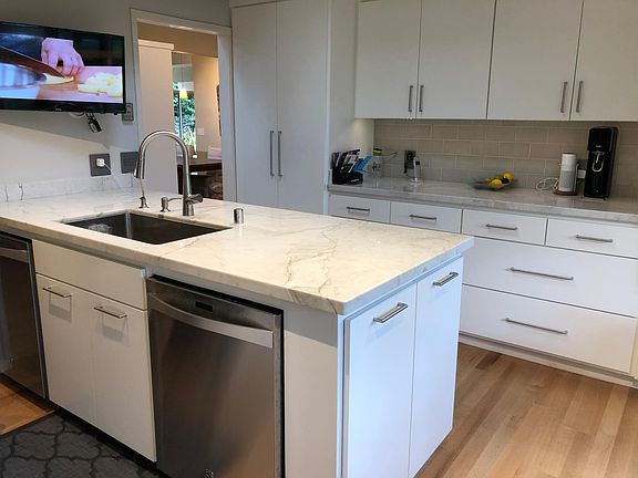 Kitchen island, dishwasher, TV