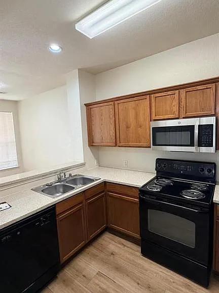 2205 Stoneleigh Pl — Photo 13