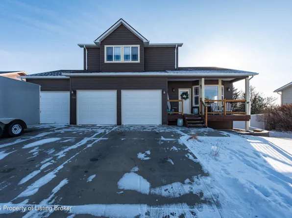 793 27th St W, Dickinson, ND 58601