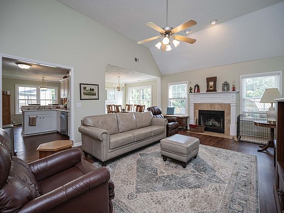 4th image of 1205 Edgewood Ct