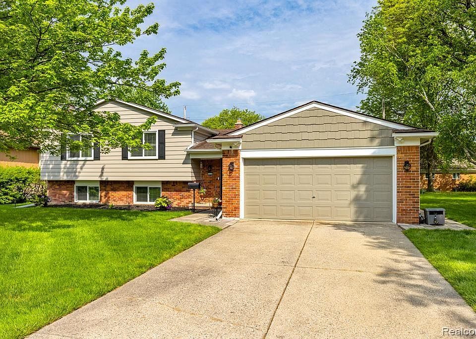 1st image of 4137 Cambridge Crescent Dr