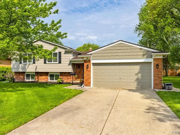 4137 Cambridge Crescent Dr, Troy, MI 48085