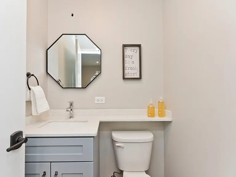 5538 N Sheridan Rd #202 — Photo 5