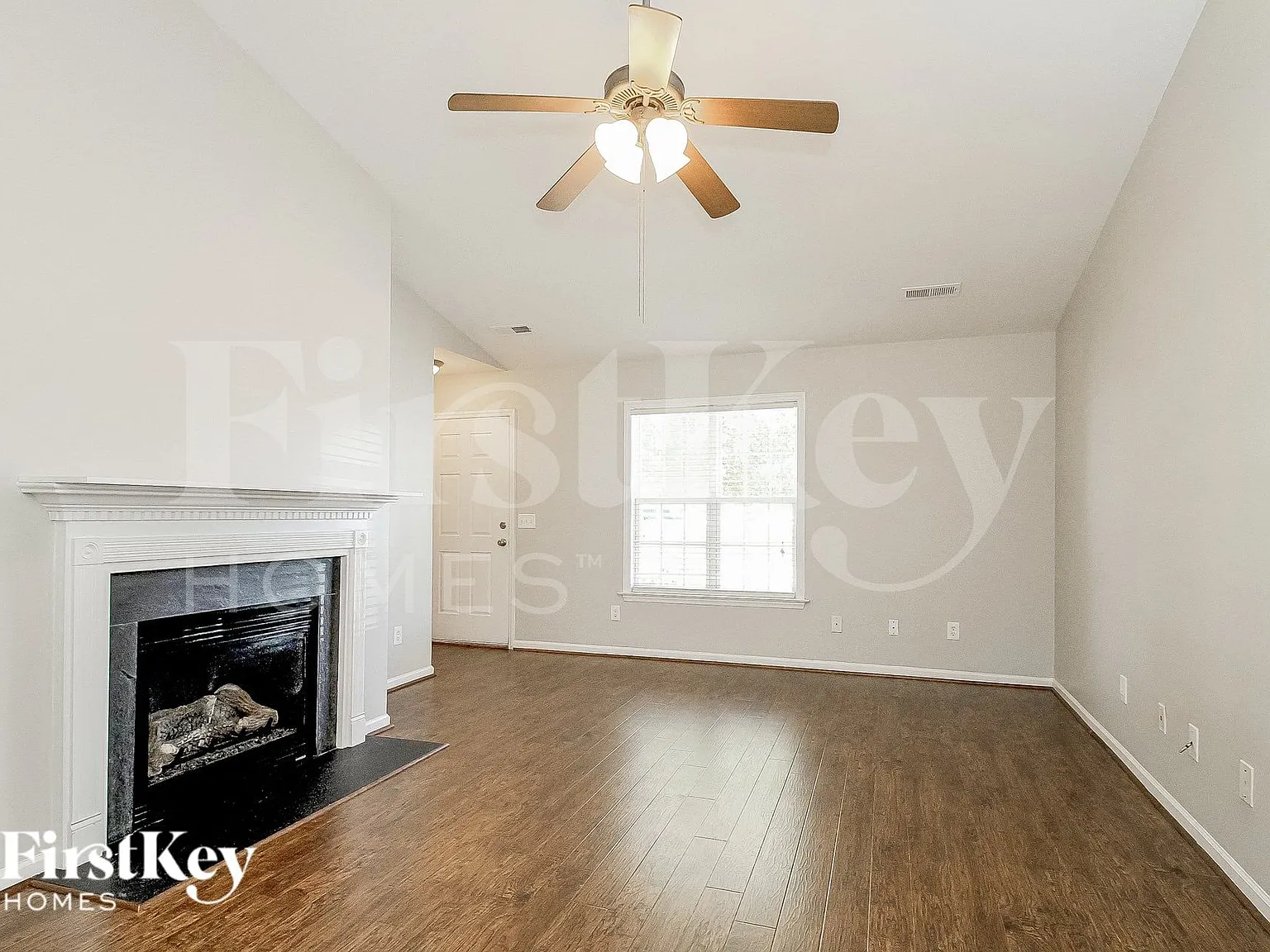 3 bed, 2.0 bath, 1232 sqft, $1,990 — Photo 3