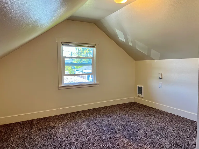 2315 Queen St — Photo 16