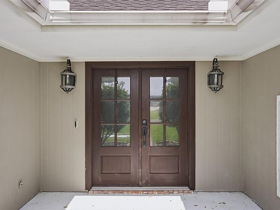 3rd image of 125 Lexington Dr