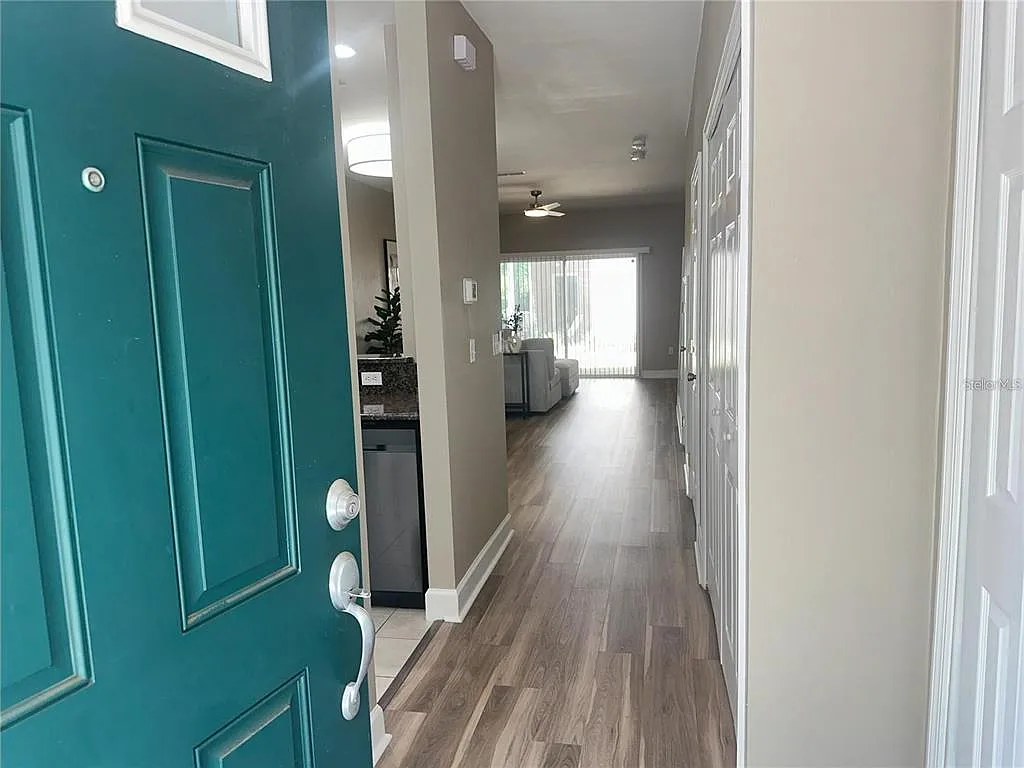 2 bed, 2.5 bath, 1324 sqft, $1,800 — Photo 2