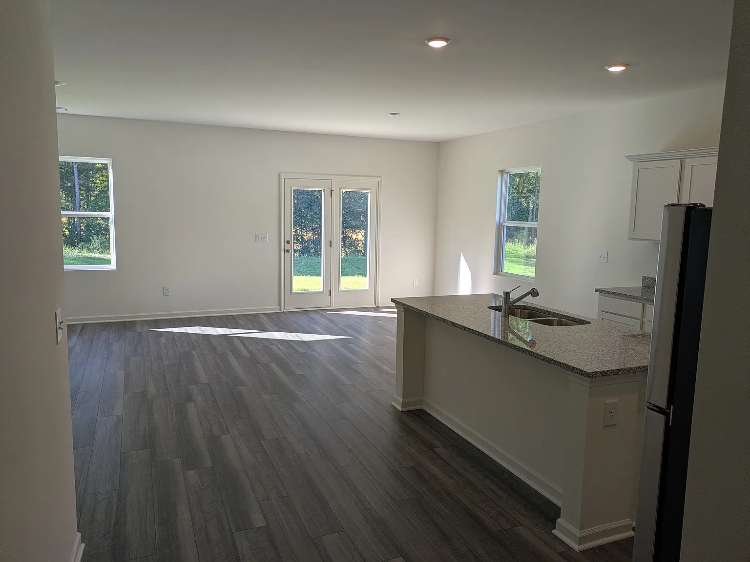 4 bed, 2.5 bath, 2272 sqft, $2,400 — Photo 3