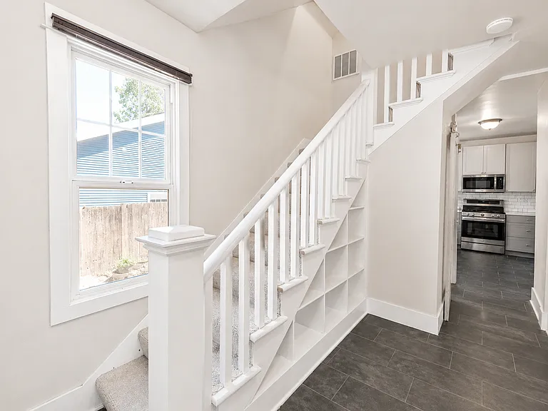 146 NW Jefferson Pl — Photo 6