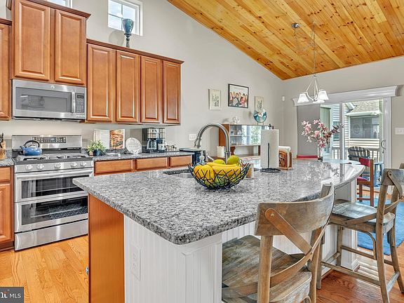 5th image of 229 Glenshee Dr