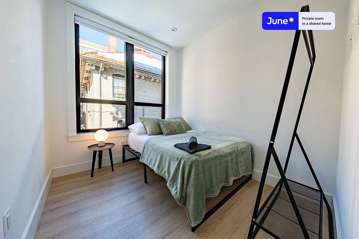 Full bedroom in 4 bed/2 bath home in Dupont Circle #1908 A — Photo 1