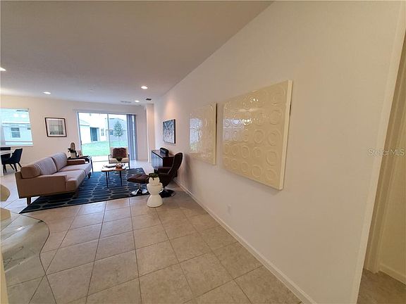 3rd image of 818 Lady Bird Ln