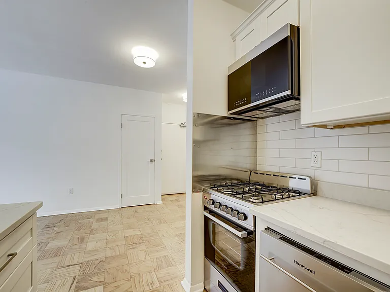 Stainless Appliances and Quartz Counters