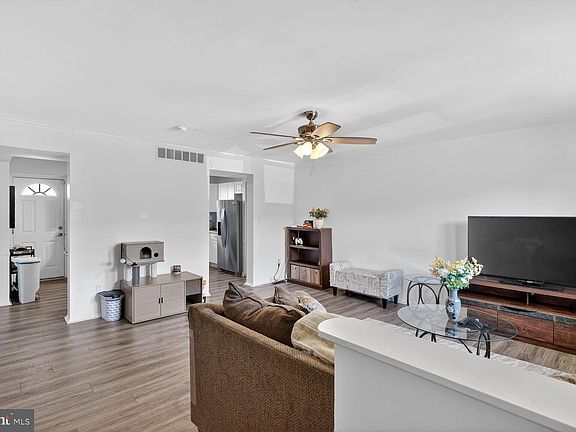5th image of 470 Long Towne Ct