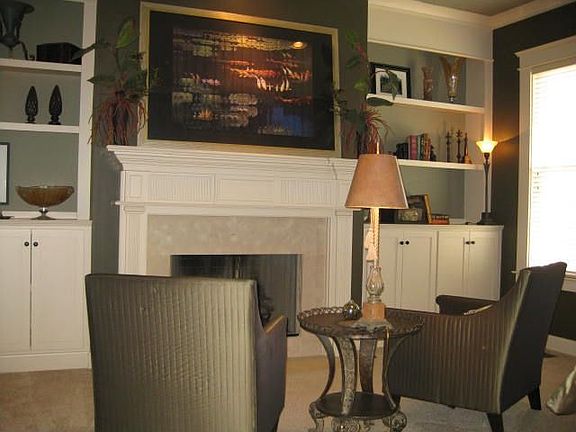 Sitting area w/gas fireplace