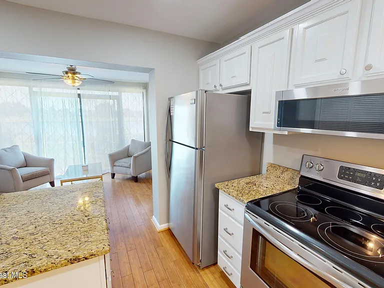 216 Country Club Dr — Photo 10