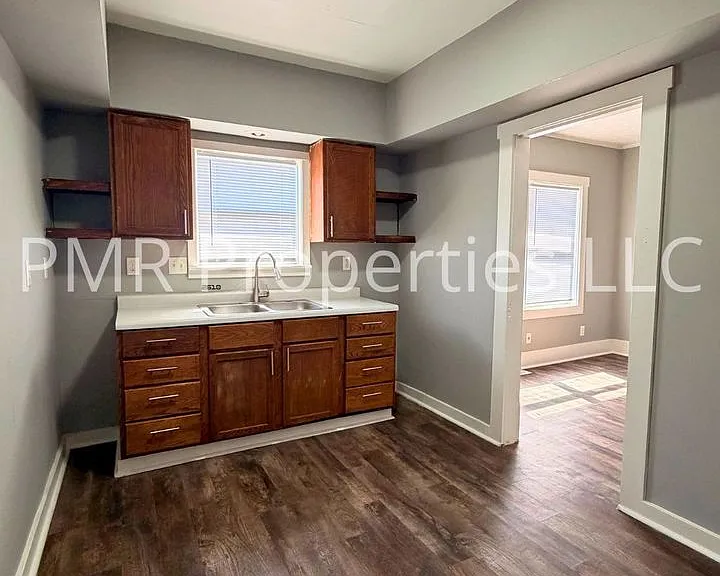 1032 8th Ave — Photo 3