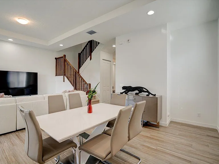 1451 Pioneer Way — Photo 16