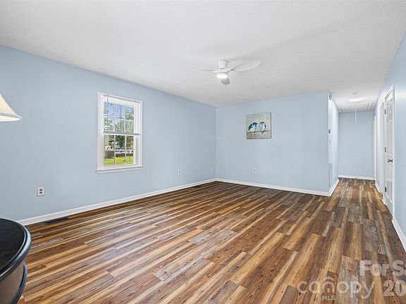 4th image of 1421 Flint Hill St