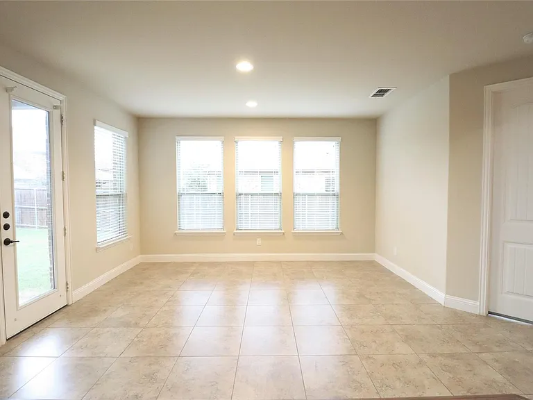 5070 Kerstyn Dr — Photo 13