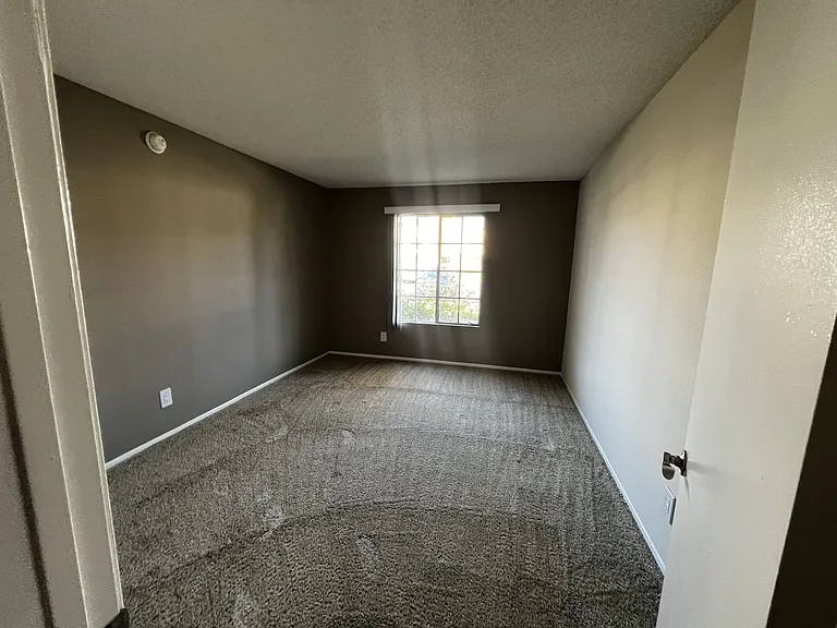 Versailles on the Lake Apartments — Photo 98