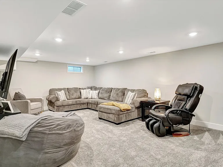 102 Greencroft Dr — Photo 50