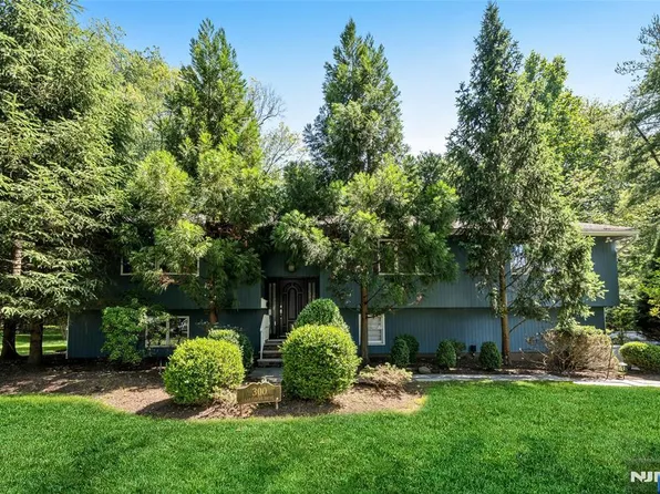 300 Lake Shore Dr, Haworth, NJ 07641
