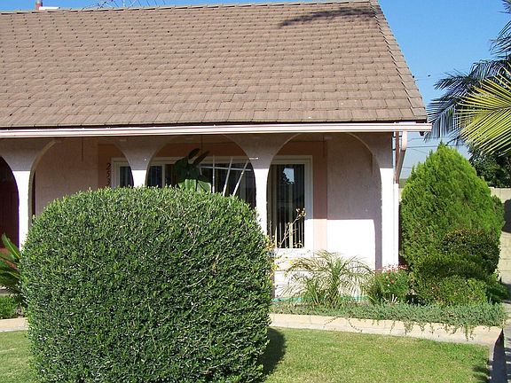 Manicured Front and Rear Yards