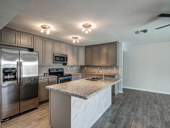 3rd image of 528 E Manhatton Dr