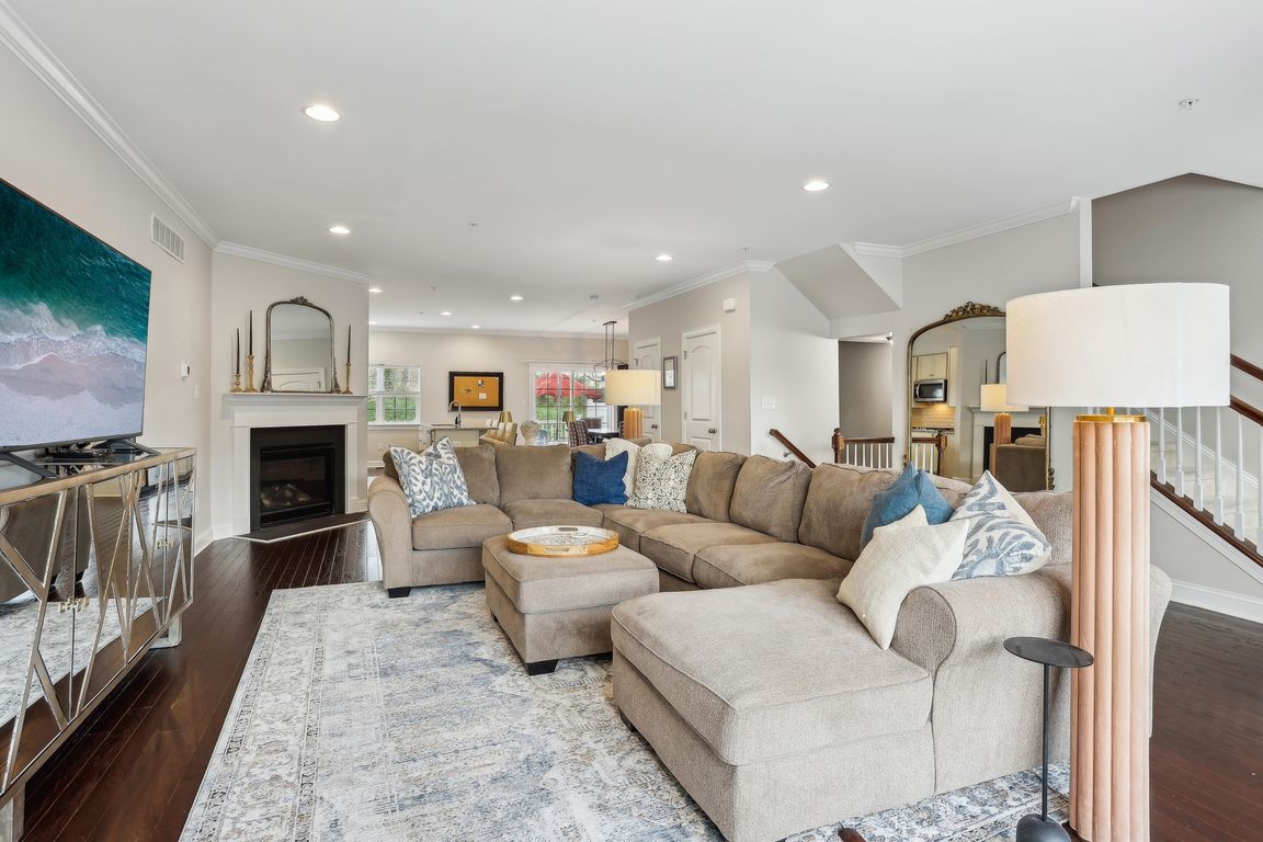 Skylar Cir-1704-006.jpg