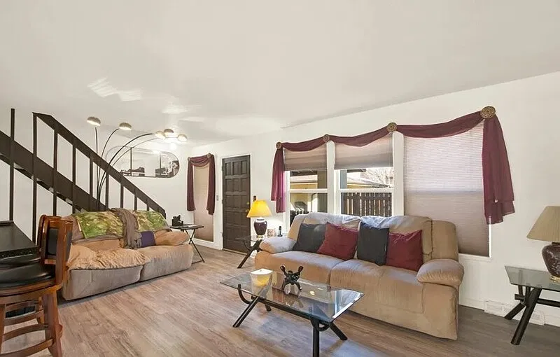 3 bed, 2.0 bath, 1269 sqft, $2,650 — Photo 2