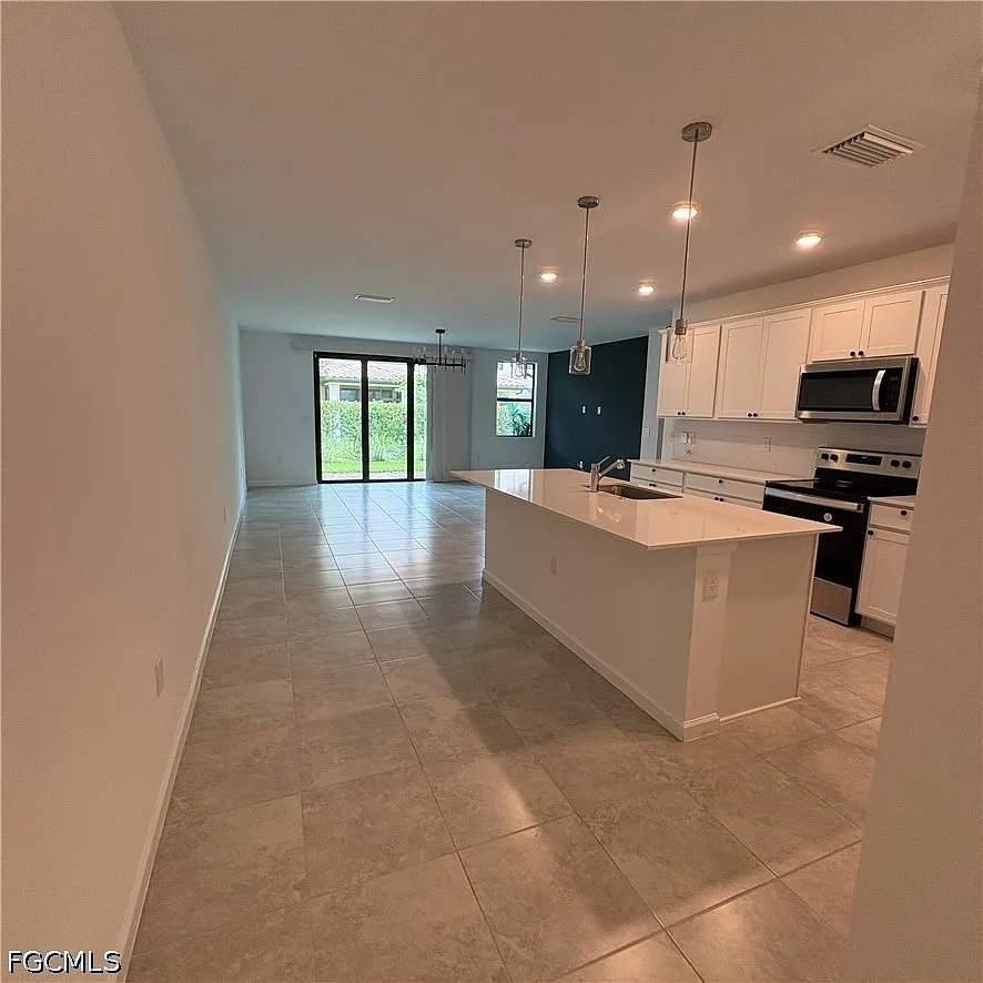 3 bed, 2.5 bath, 1831 sqft, $2,100 — Photo 1