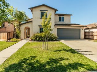 704 11th St, Sanger, CA 93657