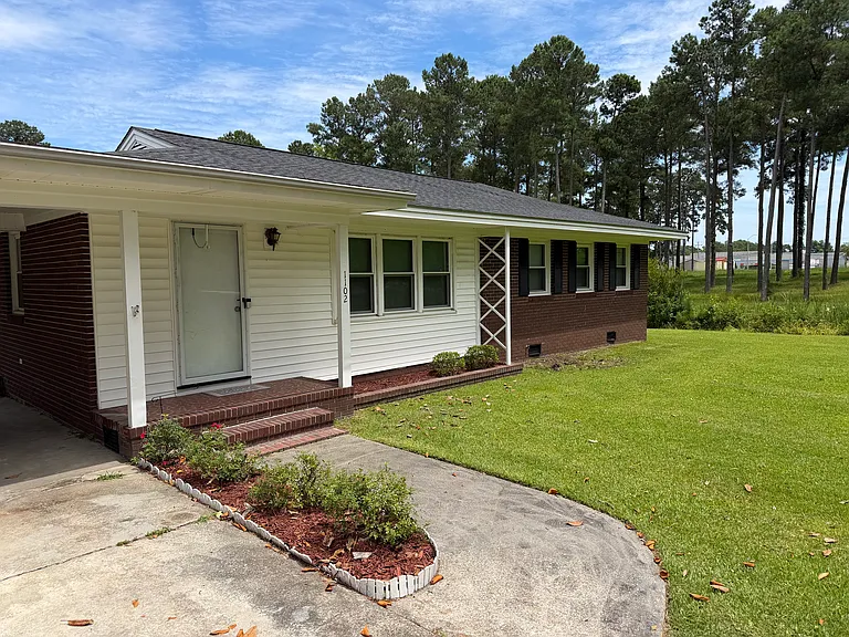 1102 Mary Ln — Photo 4