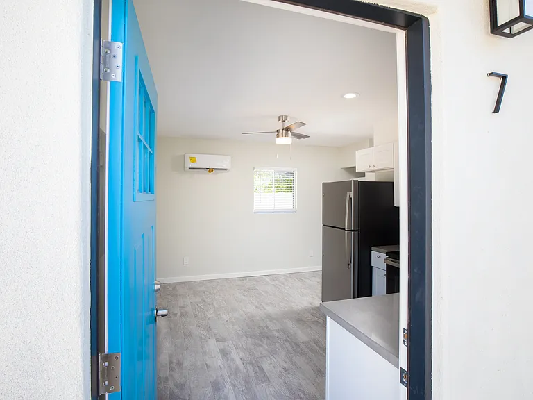 2122 W Augusta Ave #7 — Photo 8