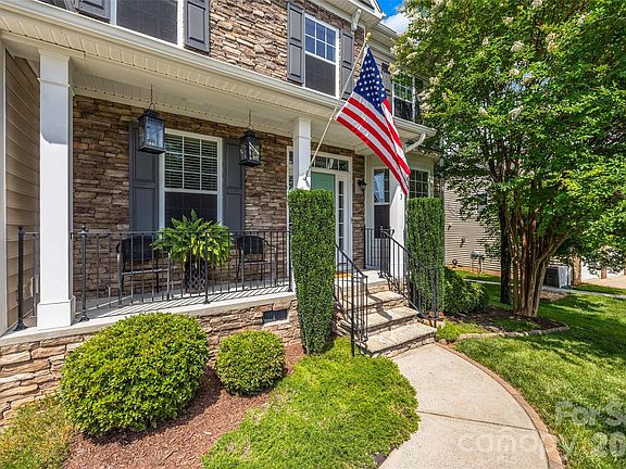 3rd image of 913 Vogel Way