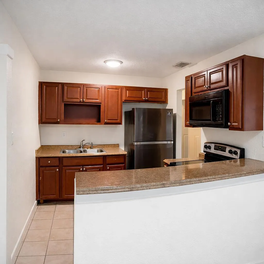 5 bed, 1172 sqft, $2,830 — Photo 2