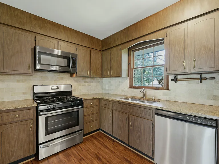 1160 Seven Springs Cir — Photo 9