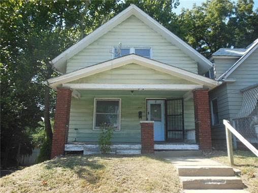 1st image of 400 N Oakley Ave