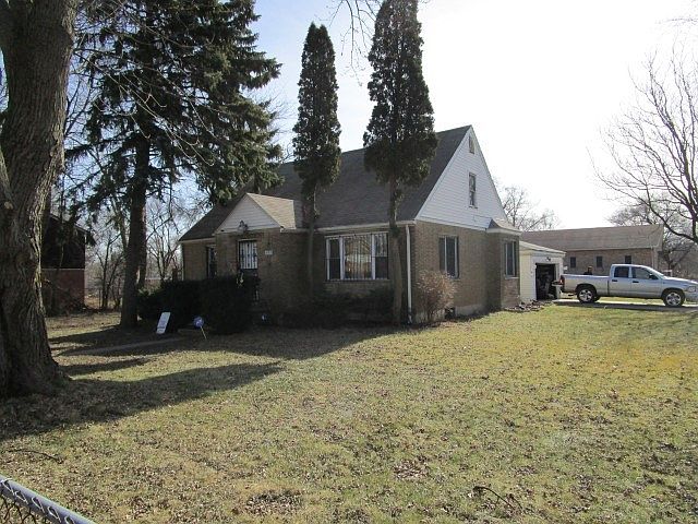 2nd image of 900 E 15th St
