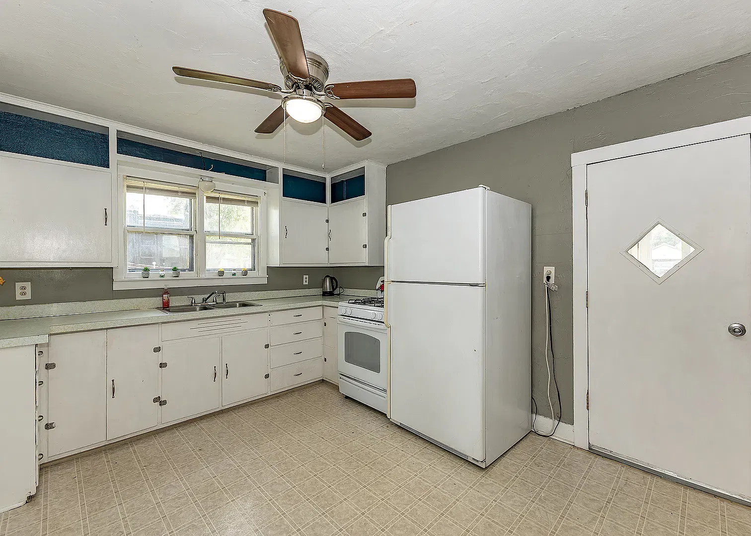 3 bed, 887 sqft, $1,000 — Photo 3