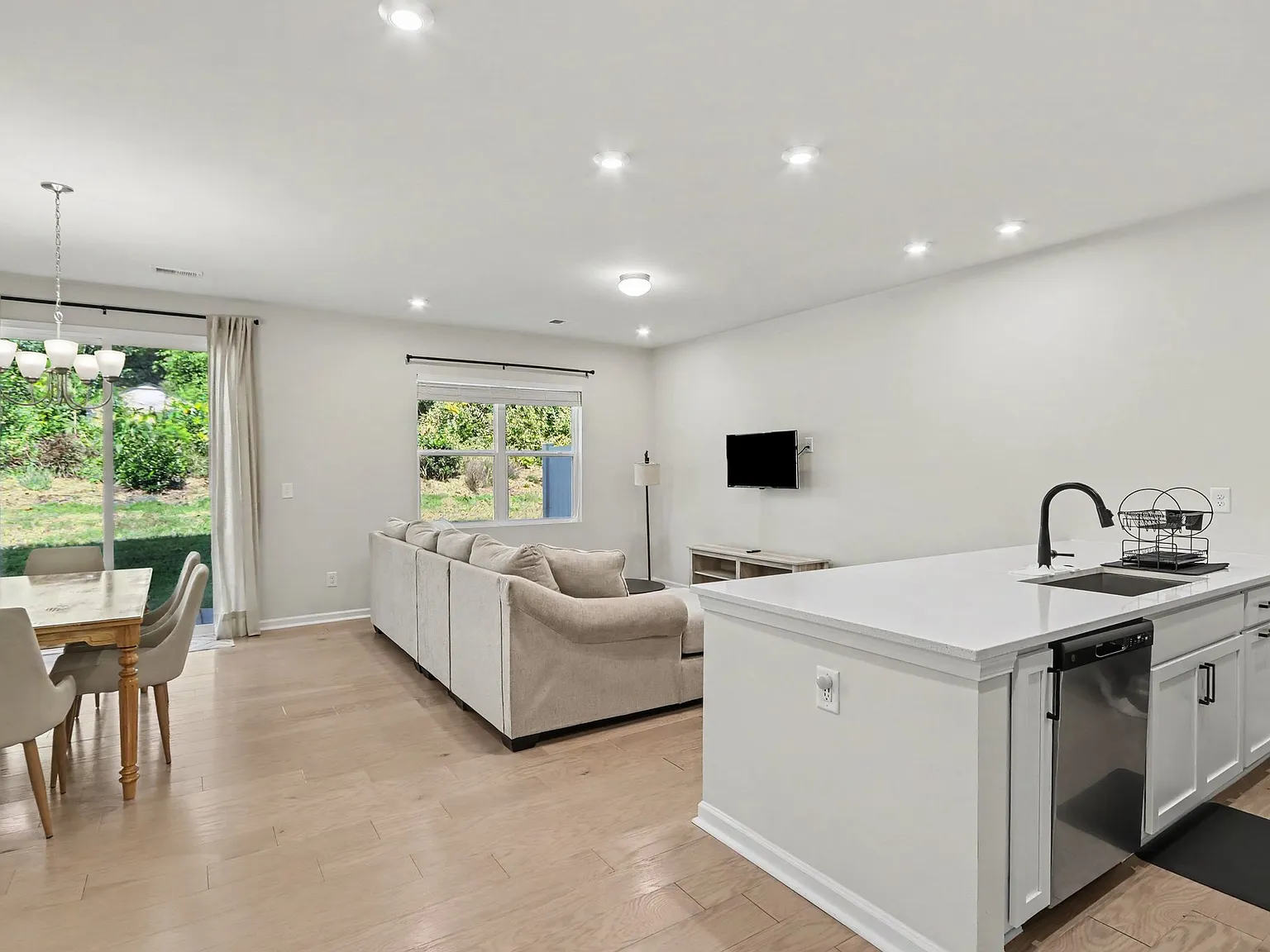 2 bed, 1697 sqft, $2,375 — Photo 2