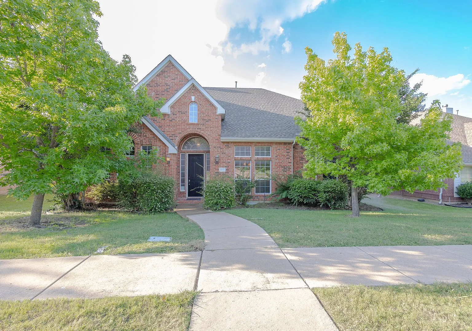 Welcome to this charming single-family home featuring 4 spacious bedrooms and 2 well-appointed ba... — Photo 3