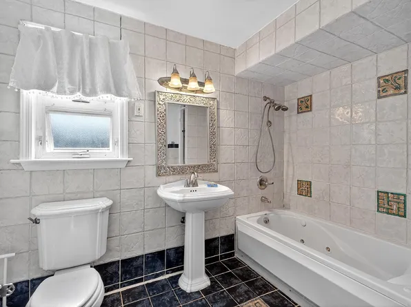 687 Avenue East image 20 of 32