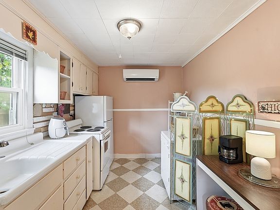 4th image of 24 Wildermere St