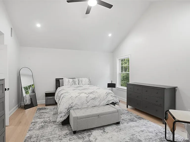 33 Howland Ave — Photo 16