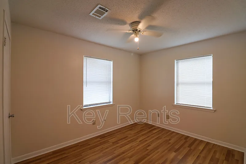 3 bed, 2.0 bath, 1432 sqft, $1,650 — Photo 4